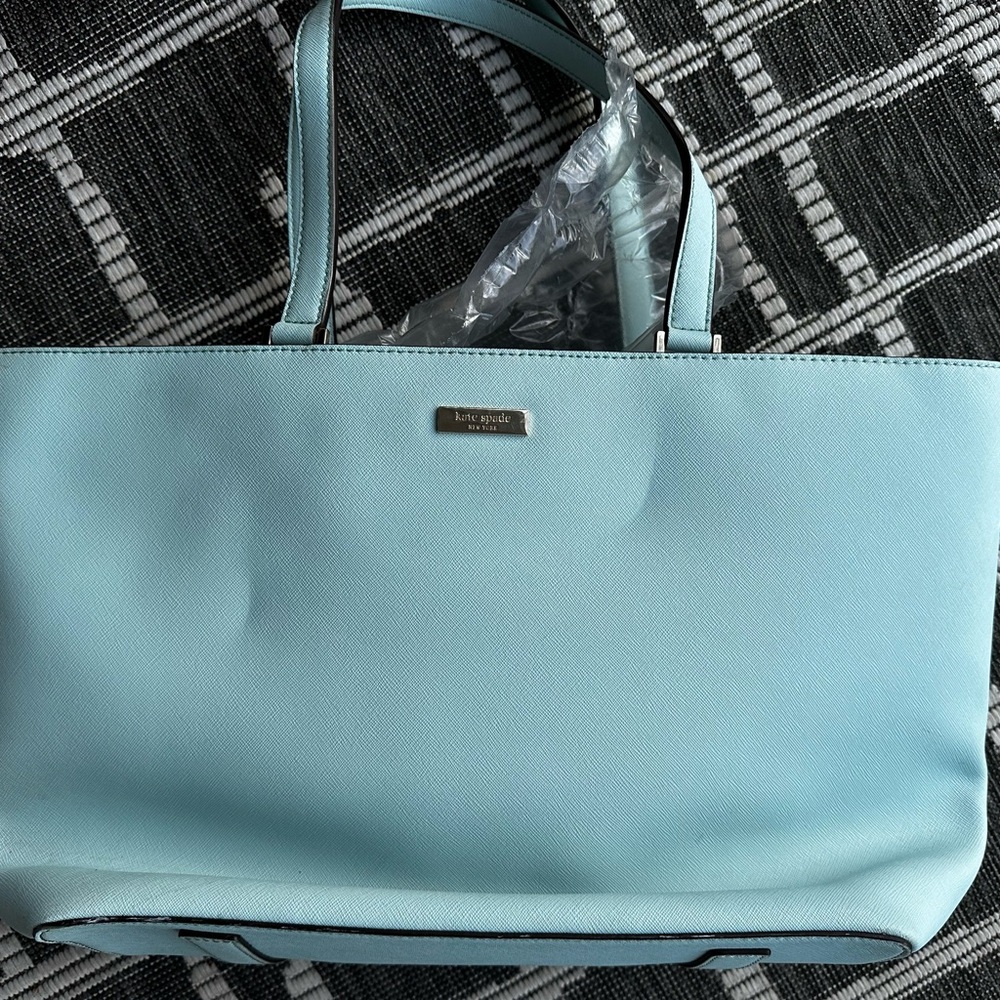 Chic Beige Tote Bag with Spacious Interior and Durable Material